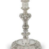 A SET OF FOUR GEORGE II SILVER TWO-LIGHT CANDELABRA - Foto 6