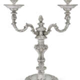 A SET OF FOUR GEORGE II SILVER TWO-LIGHT CANDELABRA - Foto 7