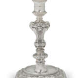 A SET OF FOUR GEORGE II SILVER TWO-LIGHT CANDELABRA - Foto 8