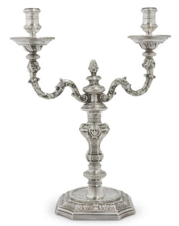 A SET OF FOUR GEORGE II SILVER TWO-LIGHT CANDELABRA - Foto 11