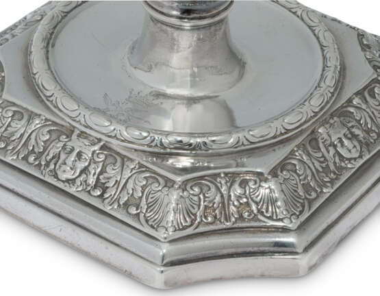 A SET OF FOUR GEORGE II SILVER TWO-LIGHT CANDELABRA - Foto 13