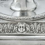 A SET OF FOUR GEORGE II SILVER TWO-LIGHT CANDELABRA - Foto 20