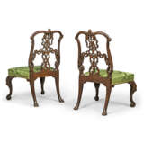 A PAIR OF GEORGE II MAHOGANY RIBBON-BACK SIDE CHAIRS - photo 2