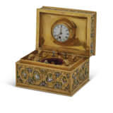 A GEORGE III GOLD AND ENAMEL TABLE-NECESSAIRE WITH WATCH MOVEMENT AND CONCEALED EROTIC SCENE - Foto 3