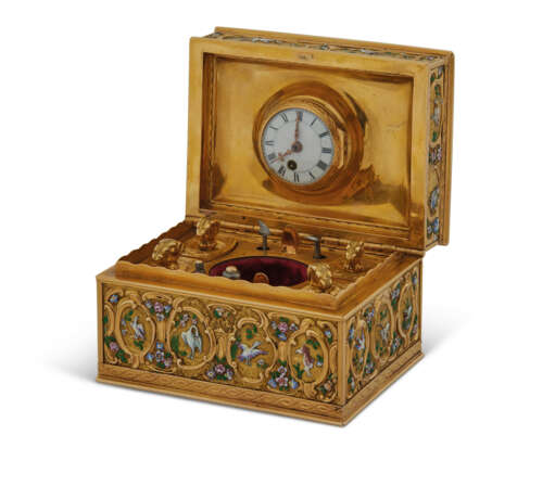 A GEORGE III GOLD AND ENAMEL TABLE-NECESSAIRE WITH WATCH MOVEMENT AND CONCEALED EROTIC SCENE - фото 3