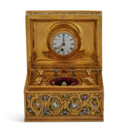 A GEORGE III GOLD AND ENAMEL TABLE-NECESSAIRE WITH WATCH MOVEMENT AND CONCEALED EROTIC SCENE - photo 4