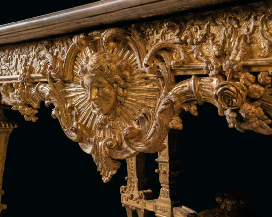 A ROYAL LOUIS XIV GILTWOOD CONSOLE TABLE - Foto 3