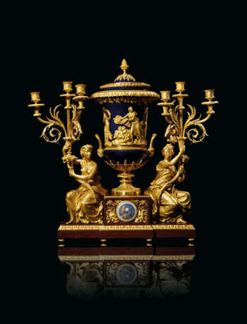 A PAIR OF MAGNIFICENT LOUIS XVI ORMOLU-MOUNTED BEAU BLEU SEVRES PORCELAIN AND MARBLE `VASE` CLOCKS - фото 3