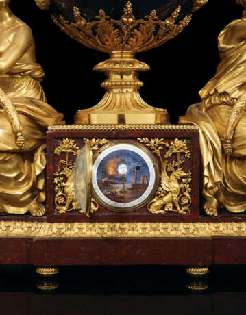 A PAIR OF MAGNIFICENT LOUIS XVI ORMOLU-MOUNTED BEAU BLEU SEVRES PORCELAIN AND MARBLE `VASE` CLOCKS - Foto 4