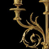 A PAIR OF MAGNIFICENT LOUIS XVI ORMOLU-MOUNTED BEAU BLEU SEVRES PORCELAIN AND MARBLE `VASE` CLOCKS - Foto 12