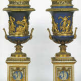 A PAIR OF MAGNIFICENT LOUIS XVI ORMOLU-MOUNTED BEAU BLEU SEVRES PORCELAIN AND MARBLE `VASE` CLOCKS - фото 13