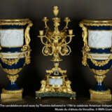 A PAIR OF MAGNIFICENT LOUIS XVI ORMOLU-MOUNTED BEAU BLEU SEVRES PORCELAIN AND MARBLE `VASE` CLOCKS - Foto 14