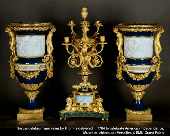 A PAIR OF MAGNIFICENT LOUIS XVI ORMOLU-MOUNTED BEAU BLEU SEVRES PORCELAIN AND MARBLE `VASE` CLOCKS - фото 14