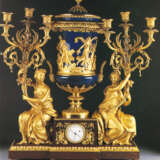 A PAIR OF MAGNIFICENT LOUIS XVI ORMOLU-MOUNTED BEAU BLEU SEVRES PORCELAIN AND MARBLE `VASE` CLOCKS - Foto 15