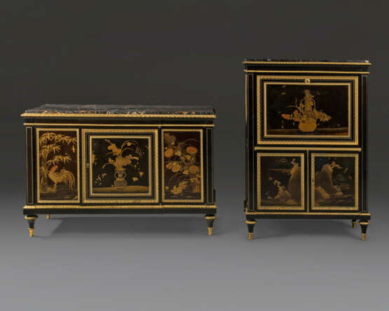 A LATE LOUIS XVI ORMOLU-MOUNTED JAPANESE LACQUER AND EBONY COMMODE A VANTAUX AND SECRETAIRE - Foto 1