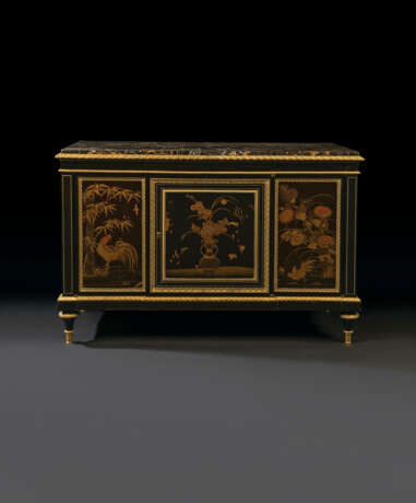 A LATE LOUIS XVI ORMOLU-MOUNTED JAPANESE LACQUER AND EBONY COMMODE A VANTAUX AND SECRETAIRE - Foto 2