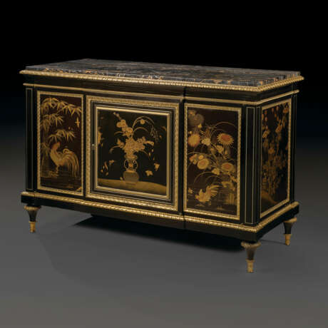 A LATE LOUIS XVI ORMOLU-MOUNTED JAPANESE LACQUER AND EBONY COMMODE A VANTAUX AND SECRETAIRE - фото 3