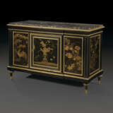 A LATE LOUIS XVI ORMOLU-MOUNTED JAPANESE LACQUER AND EBONY COMMODE A VANTAUX AND SECRETAIRE - Foto 3