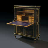 A LATE LOUIS XVI ORMOLU-MOUNTED JAPANESE LACQUER AND EBONY COMMODE A VANTAUX AND SECRETAIRE - Foto 7