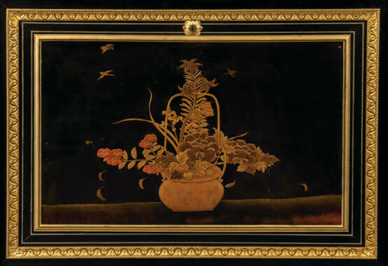 A LATE LOUIS XVI ORMOLU-MOUNTED JAPANESE LACQUER AND EBONY COMMODE A VANTAUX AND SECRETAIRE - Foto 8