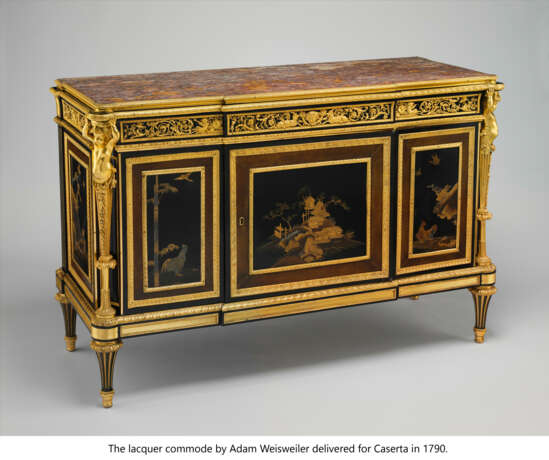 A LATE LOUIS XVI ORMOLU-MOUNTED JAPANESE LACQUER AND EBONY COMMODE A VANTAUX AND SECRETAIRE - Foto 12