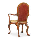 A PAIR OF CHINESE EXPORT HUANGHUALI ARMCHAIRS - Foto 7