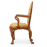 A PAIR OF CHINESE EXPORT HUANGHUALI ARMCHAIRS - Foto 8