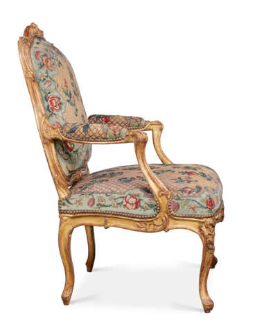 A PAIR OF LOUIS XV GILTWOOD FAUTEUILS - фото 2