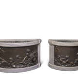 A PAIR OF LOUIS XVI PATINATED-BRONZE AND BLEU TURQUIN MARBLE JARDINIERES - Foto 1