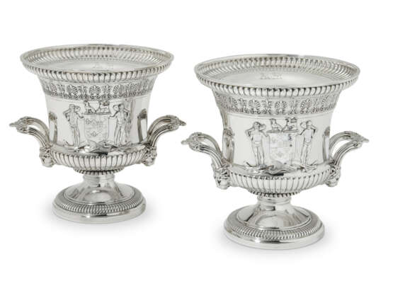 A PAIR OF GEORGE III WINE-COOLERS FROM THE PORTMAN SERVICE - Foto 1
