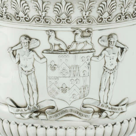 A PAIR OF GEORGE III WINE-COOLERS FROM THE PORTMAN SERVICE - photo 5