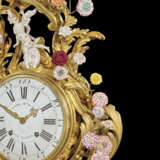 A MONUMENTAL LOUIS XV ORMOLU AND MEISSEN AND FRENCH PORCELAIN CLOCK - Foto 9