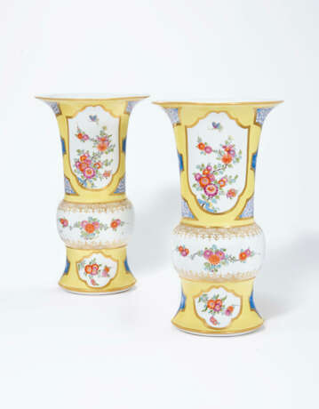A PAIR OF ROYAL MEISSEN PORCELAIN YELLOW-GROUND BEAKER-VASES MADE FOR SCHLOSS HUBERTUSBURG, THE HUNTING LODGE OF AUGUSTUS III - photo 2