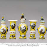 A PAIR OF ROYAL MEISSEN PORCELAIN YELLOW-GROUND BEAKER-VASES MADE FOR SCHLOSS HUBERTUSBURG, THE HUNTING LODGE OF AUGUSTUS III - Foto 10