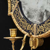 A SET OF FOUR WILLIAM & MARY VERRE EGLOMISE AND GILTWOOD GIRANDOLES - Foto 10