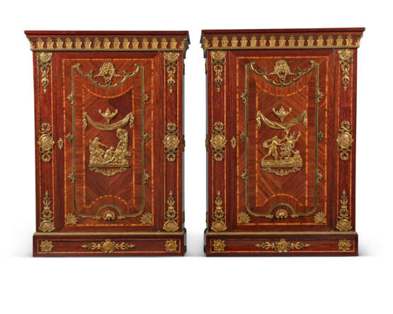 A PAIR OF REGENCE ORMOLU-MOUNTED AMARANTH AND TULIPWOOD ARMOIRES - Foto 1