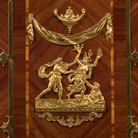 A PAIR OF REGENCE ORMOLU-MOUNTED AMARANTH AND TULIPWOOD ARMOIRES - Foto 3