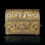 A SPANISH GOLD AND SILVER-DAMASCENED STEEL JEWEL CASKET - Foto 2