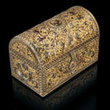A SPANISH GOLD AND SILVER-DAMASCENED STEEL JEWEL CASKET - Foto 3