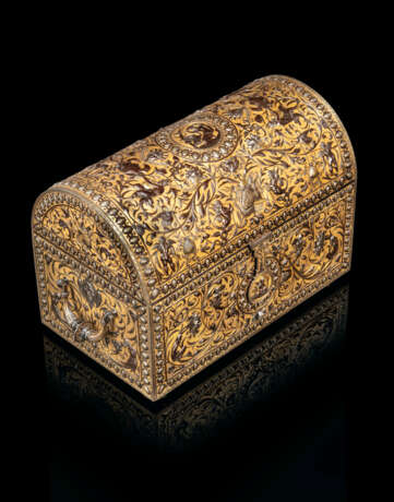 A SPANISH GOLD AND SILVER-DAMASCENED STEEL JEWEL CASKET - фото 3