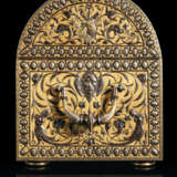 A SPANISH GOLD AND SILVER-DAMASCENED STEEL JEWEL CASKET - Foto 4