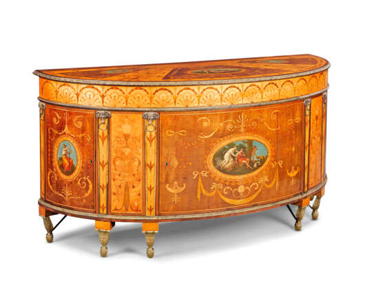 A GEORGE III ORMOLU-MOUNTED AND POLYCHROME-DECORATED SATINWOOD, HAREWOOD AND MARQUETRY SEMI-ELLIPTICAL COMMODE - Foto 3