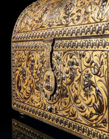 A SPANISH GOLD AND SILVER-DAMASCENED STEEL JEWEL CASKET - фото 5