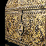 A SPANISH GOLD AND SILVER-DAMASCENED STEEL JEWEL CASKET - Foto 5