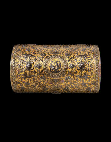 A SPANISH GOLD AND SILVER-DAMASCENED STEEL JEWEL CASKET - Foto 6