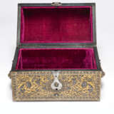 A SPANISH GOLD AND SILVER-DAMASCENED STEEL JEWEL CASKET - фото 7