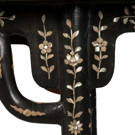 A RARE CHINESE MOTHER-OF-PEARL-INLAID BLACK LACQUER RECESSED-LEG TABLE, PINGTOU`AN - Foto 8