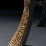 A FRENCH `JAPONISME` ORMOLU-MOUNTED PALISANDER CENTRE TABLE - Foto 5