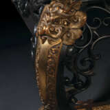A FRENCH `JAPONISME` ORMOLU-MOUNTED PALISANDER CENTRE TABLE - Foto 8
