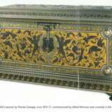 A SPANISH GOLD AND SILVER-DAMASCENED STEEL JEWEL CASKET - Foto 14